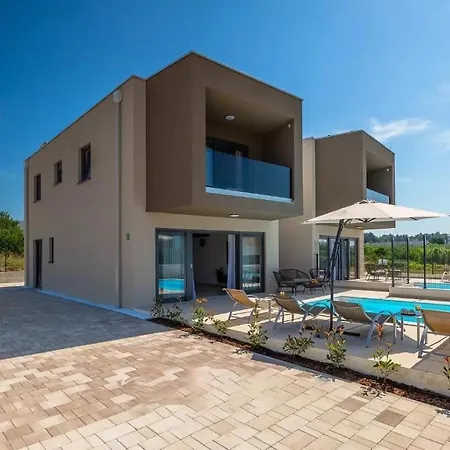 Esmeralda Ii By Seeadria Agency *